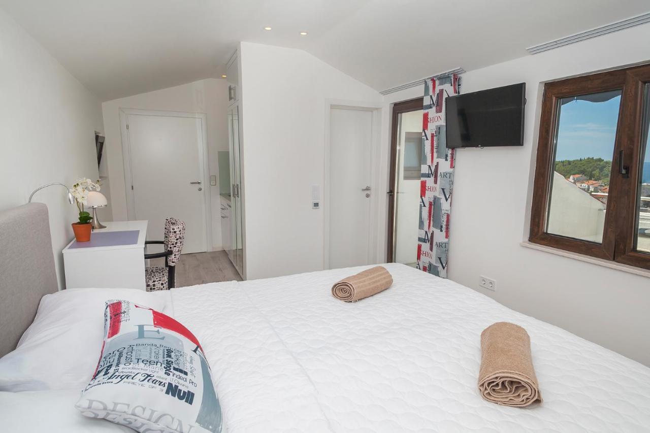 Appartement Mona 2 *