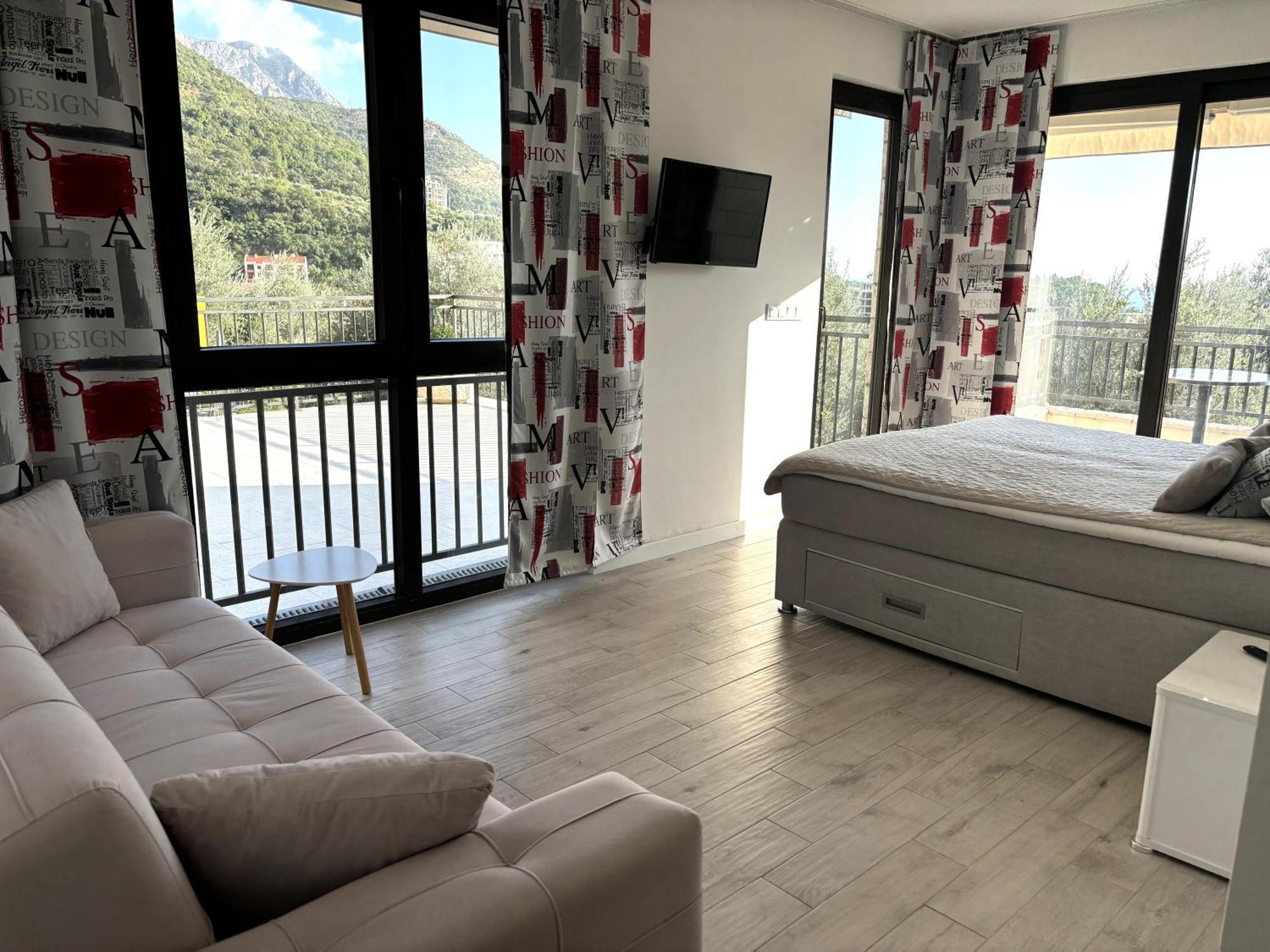 Appartement Mona 2 *