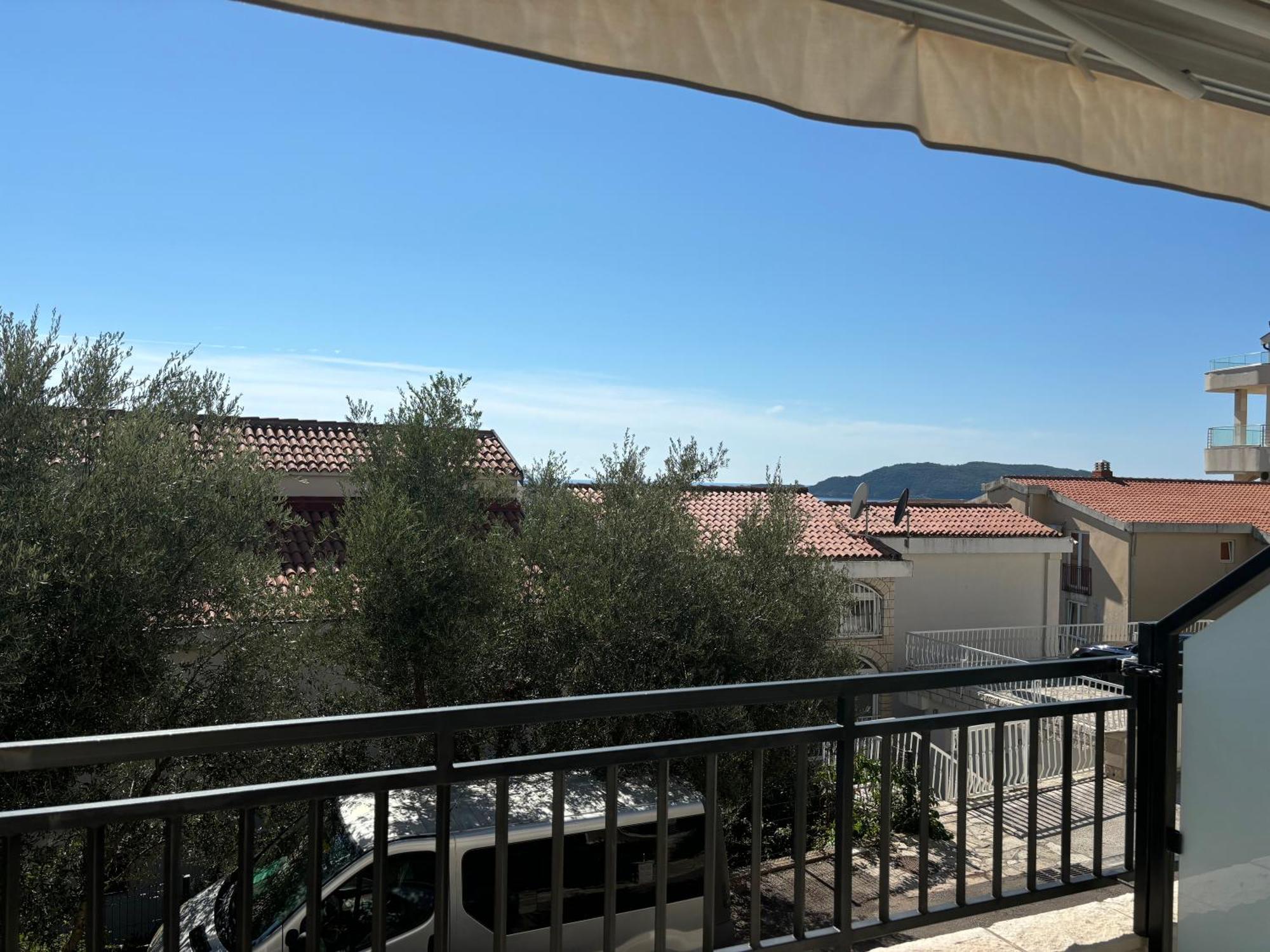 Appartement Mona 2 *