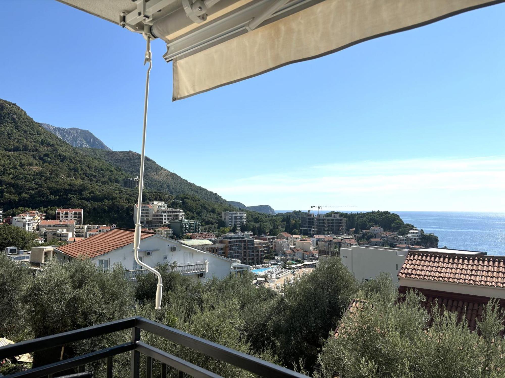 Appartement Mona 2 *